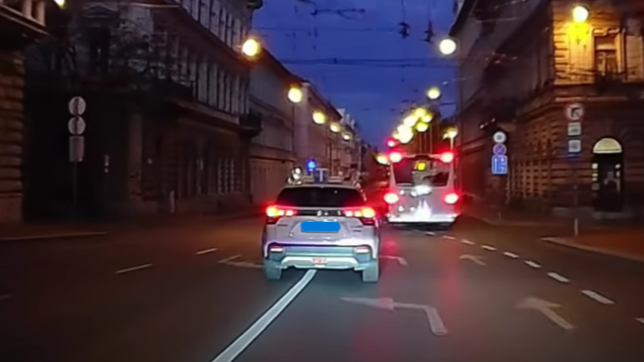 Egy szegedi vezetés oktató „sajátos szabályai” az éjszakai utakon borzolták a kedélyeket. (Fotó: Facebook képernyőfelvétel/Szegeden közlekedünk)