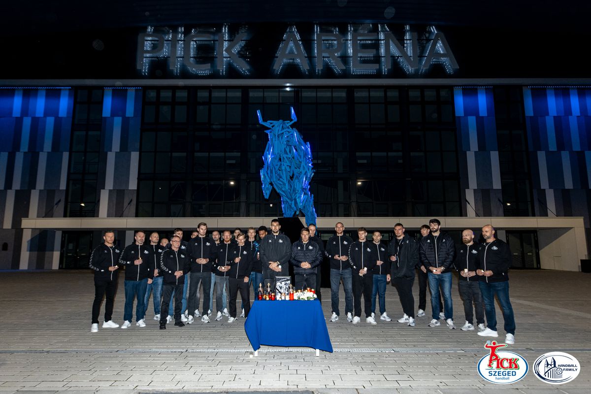 A Pick Aréna előtti megemlékezésen a Pick Szeged teljes felnőtt csapata részt vett. (Fotó: Sólya Eliza)