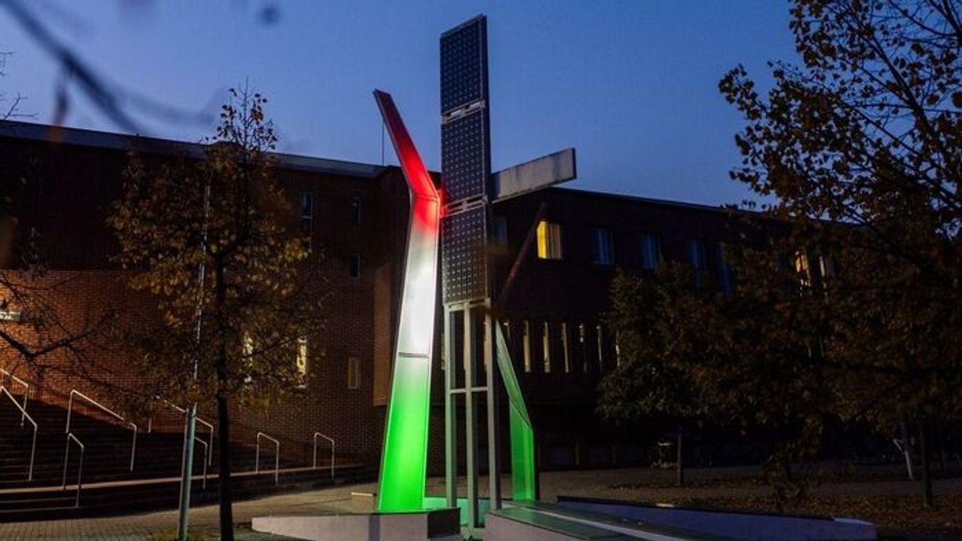 Újra világít a város egyik időkapszulája Szegeden +fotók