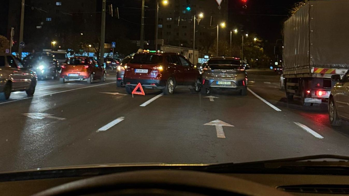 Két autó koccant a forgalmas csomópontban: torlódásra lehet számítani