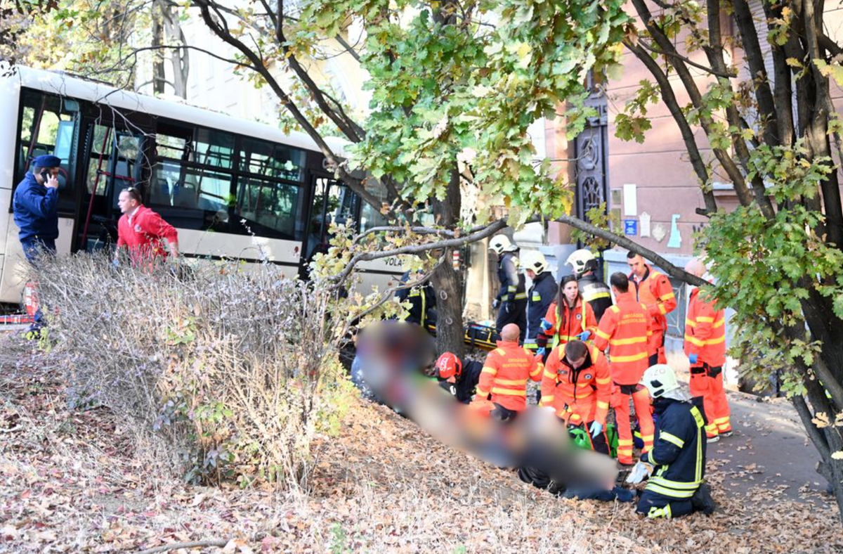 Az egész országot megrázta a szolnoki buszbaleset híre, amelyben több mint húszan megsérültek. (Fotó: szoljon.hu)