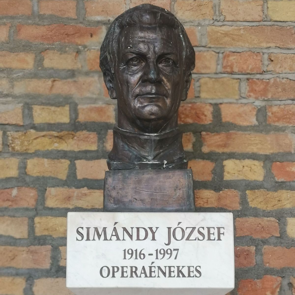 Simándy József szobra a Dóm téri Pantheonban