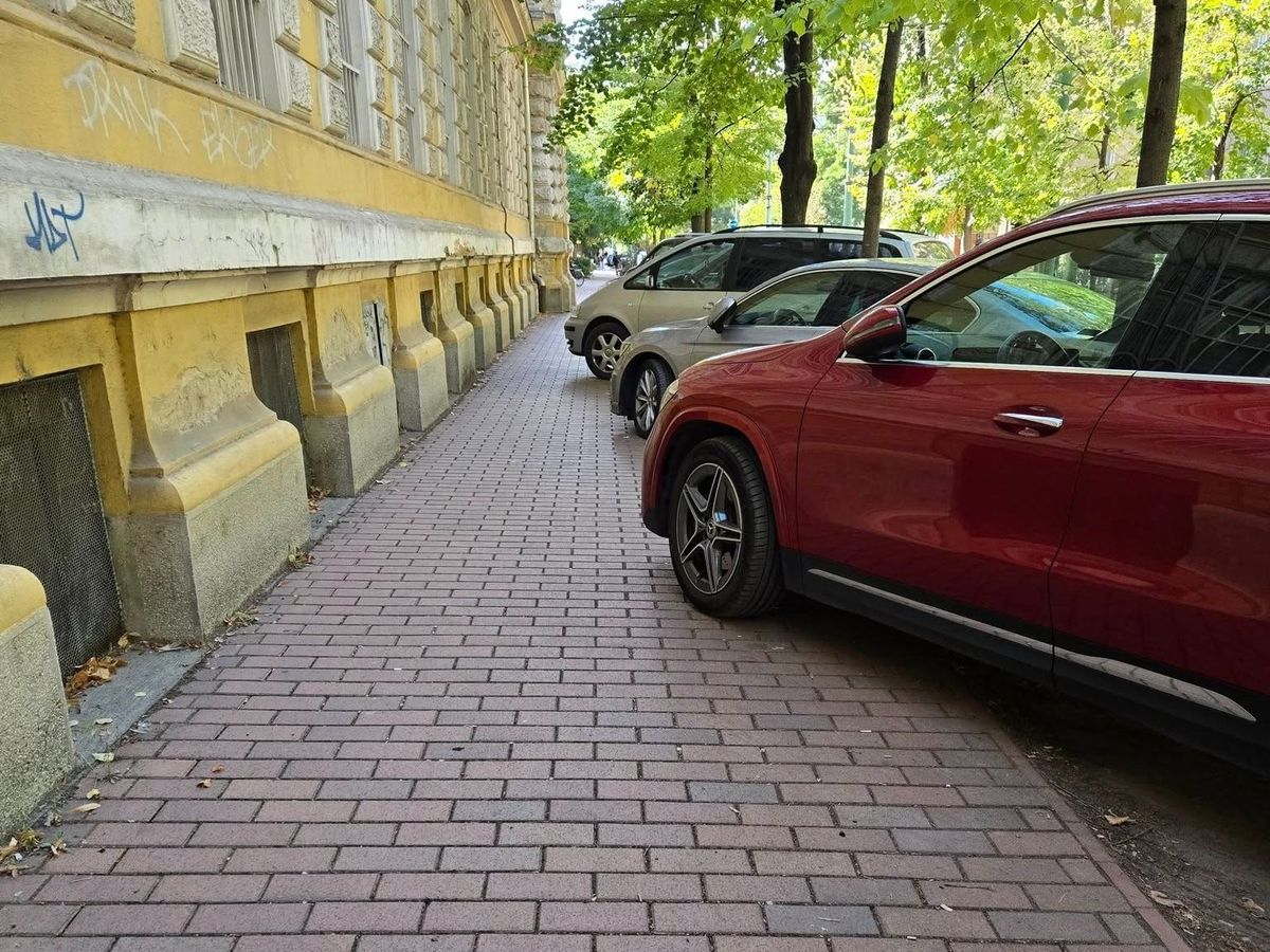 Ismét a középpontban a járdán parkoló autók Szegeden