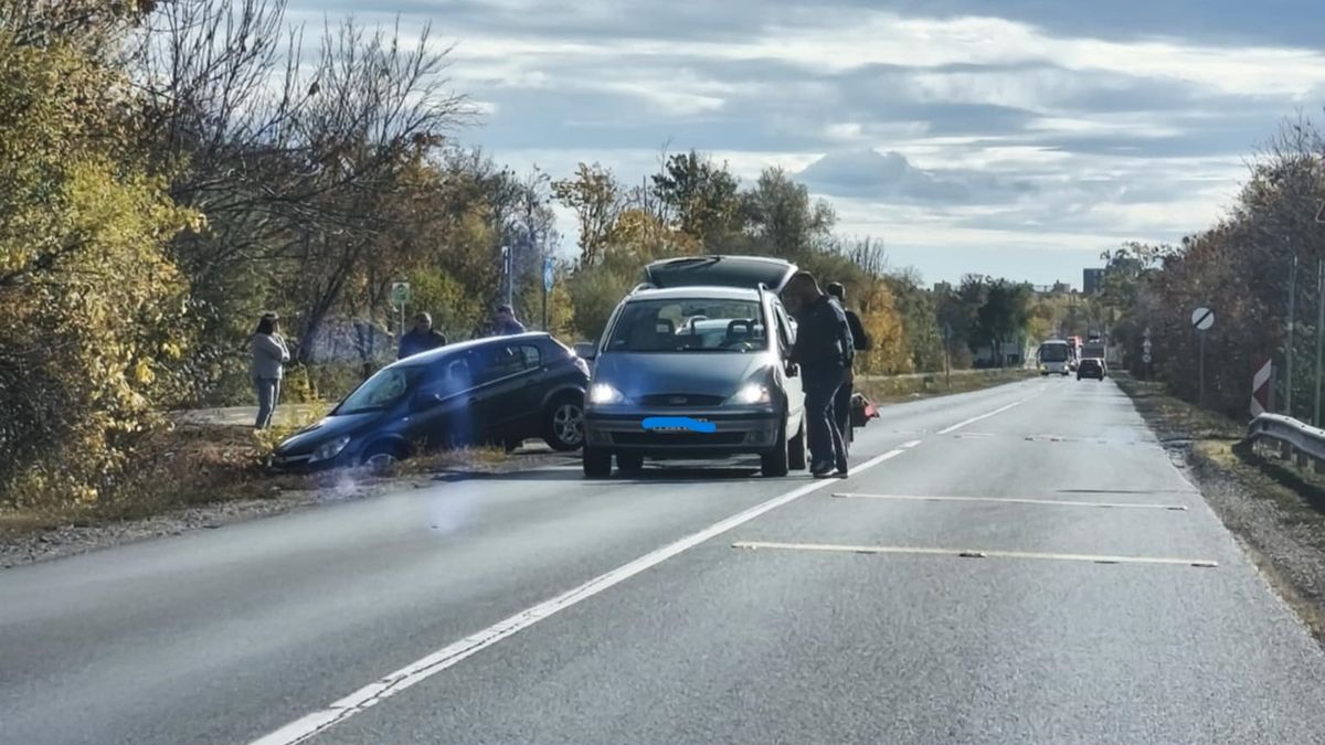 Egy autó árokba sodródott a Sándorfalvi úti baleset helyszínén. (Fotó: SzegedMA)