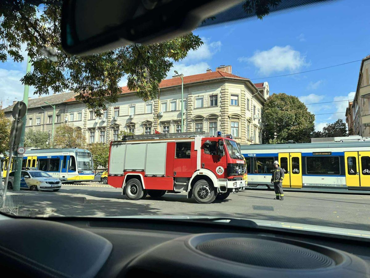 A baleset következtében a szegedi belváros közlekedése megbénult. Fotó: SzegedMA