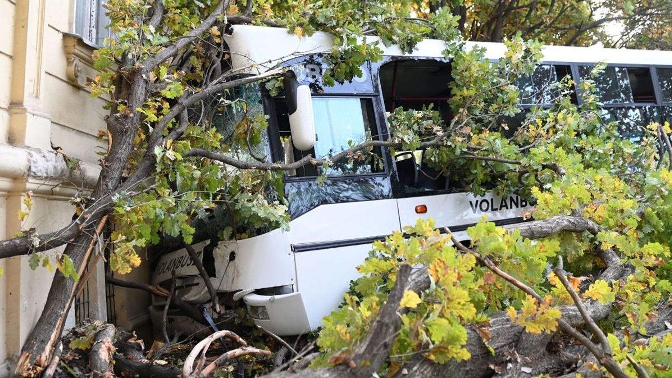 Gimnázium oldalának csapódott a busz: mentőhelikopter is érkezett a helyszínre