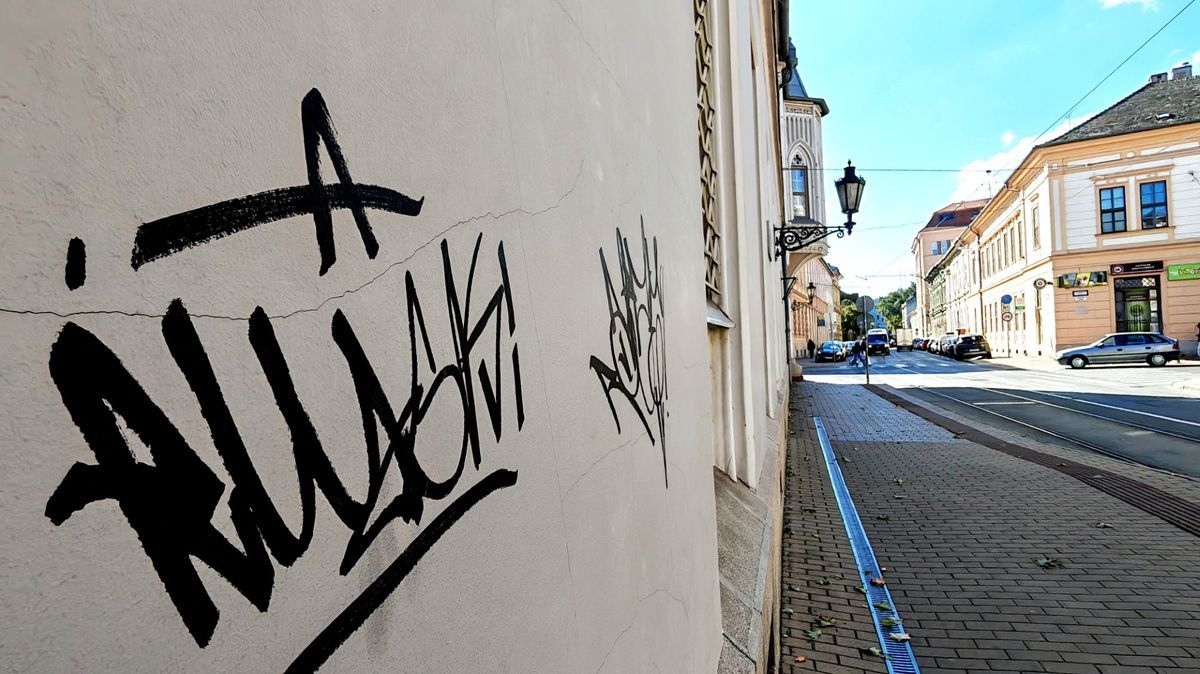 A város ikonikus, árvíz-túlélő emléke, a Fekete Ház falát barbár firkák gyalázták meg. Fotó: Délmagyar