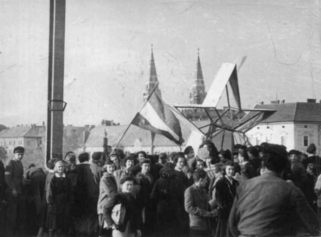 1956, Szeged: az egyetem főépületéről a csillagot a Belvárosi hídra vitték és a Tiszába dobták