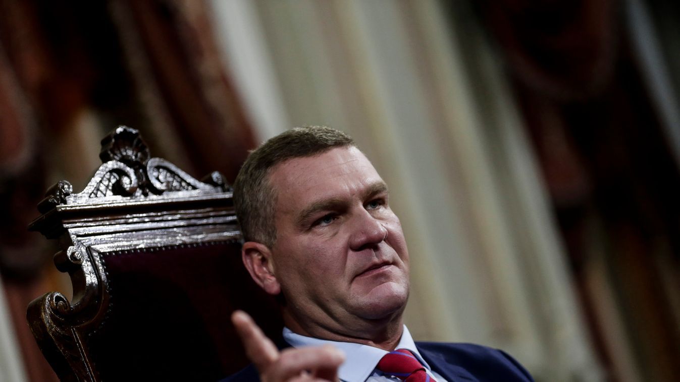 Botka László más tollával ékeskedik