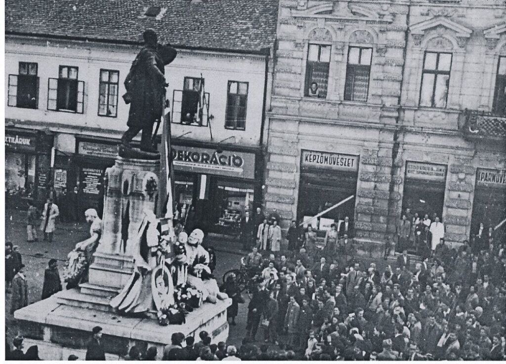Szegeden a Klauzál téren, a Kossuth szobornál volt a forradalom központja az első napokban. (Fotó: Móra Ferenc Múzeum Szeged)