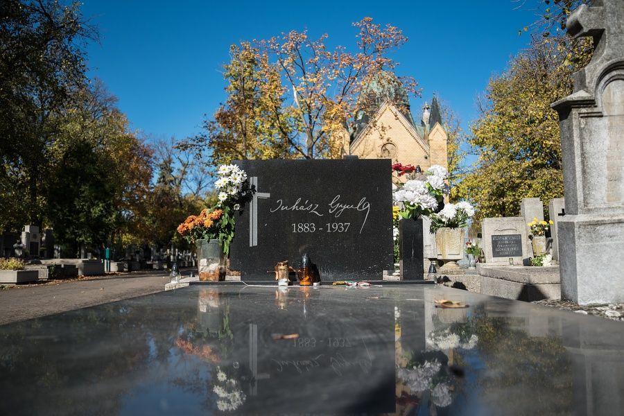 Juhász Gyula síremléke a belvárosi temetőben