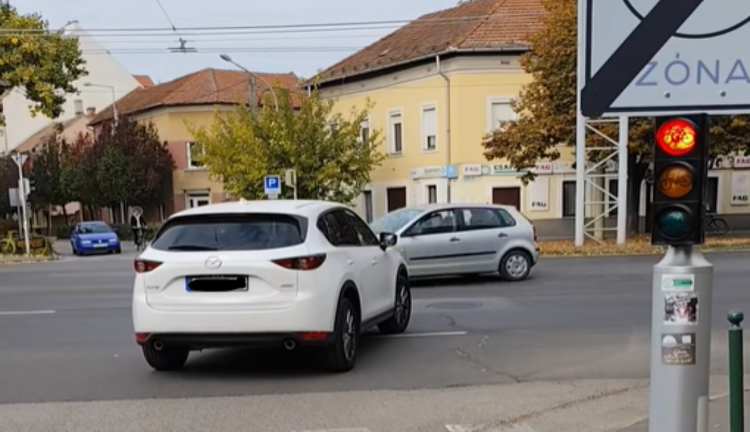 A szegedi autós kamikaze módba kapcsolt. (Fotó: képernyőkép a videóból)