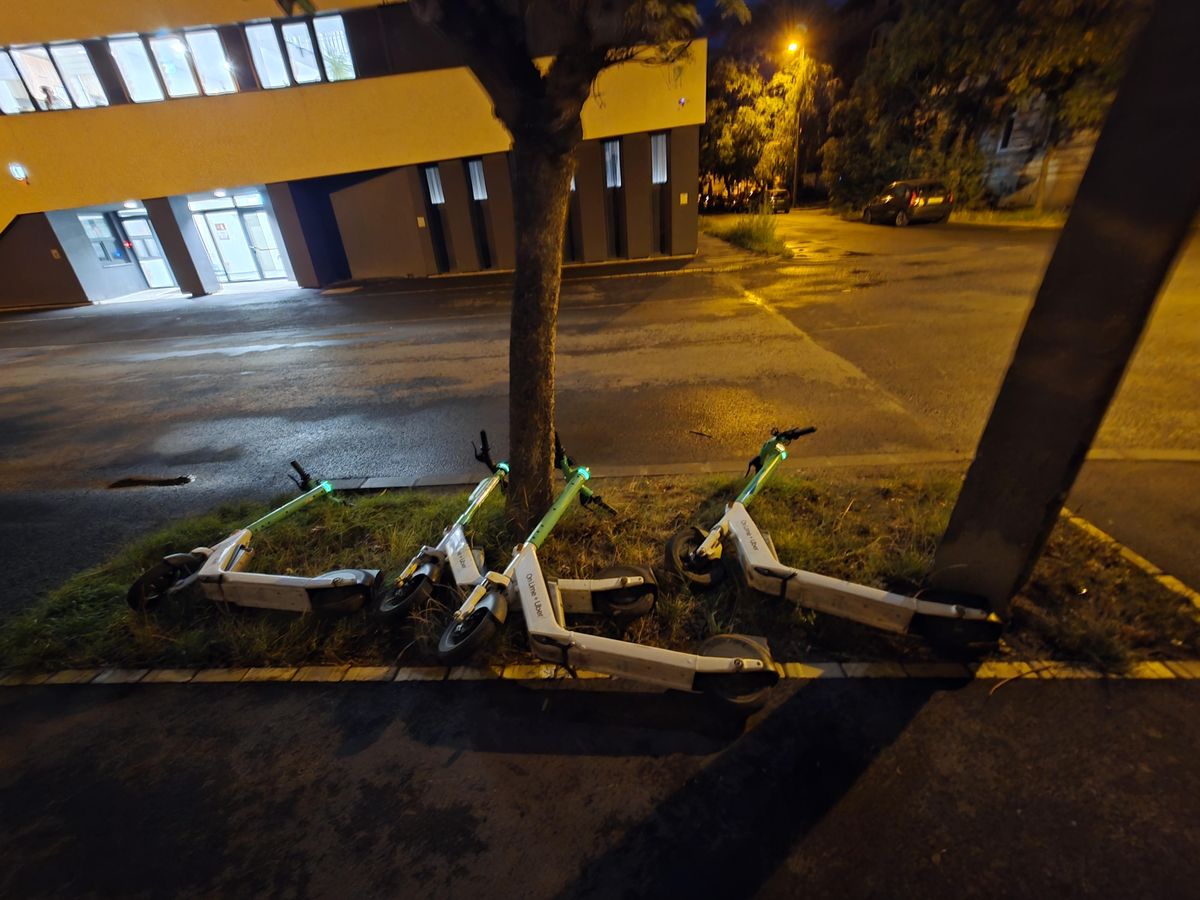 Fűre dobott rollerek