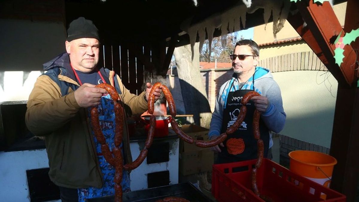 A kolbásztöltés iránti elkötelezettség ma is tetten érhető a helyi rendezvényeken. Fotó: SzegedMA archív