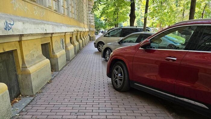 Újra felháborodást keltett a járdán parkolás Szegeden +fotók