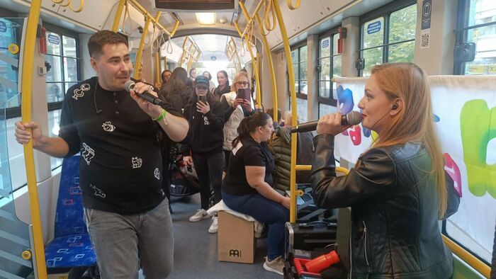 Különleges meglepetés fogadta a 2-es villamoson utazókat +videó