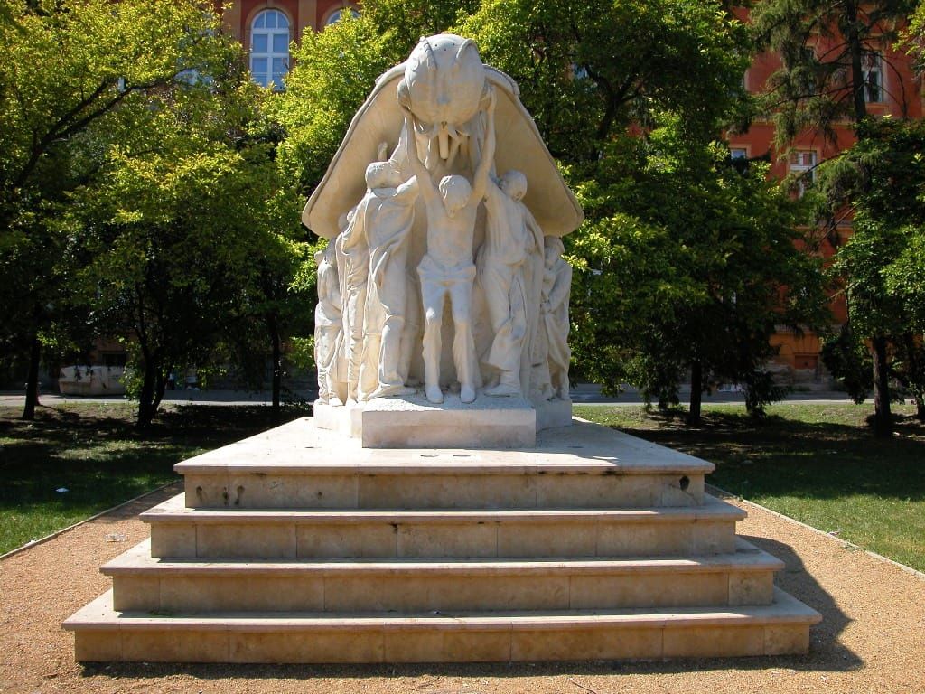 A szabadság pillangója szobor, Melocco Miklós 1956-os forradalom emlékműve Rerrich Béla téren
