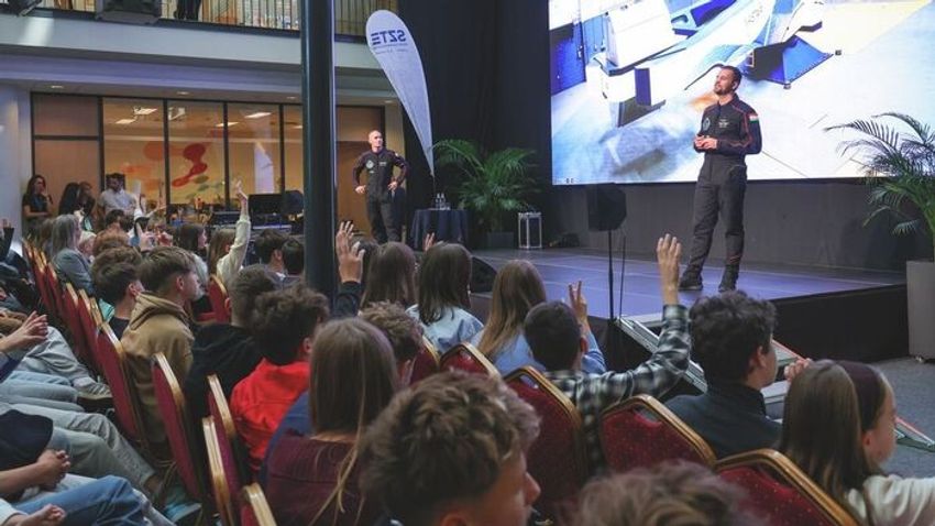 Földre szállt csillagok Szegeden: a magyar űrhajós páros tartott előadást a TIK-ben