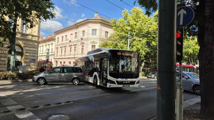 Őszi dugó és baleset: busz ütközött Szeged szívében