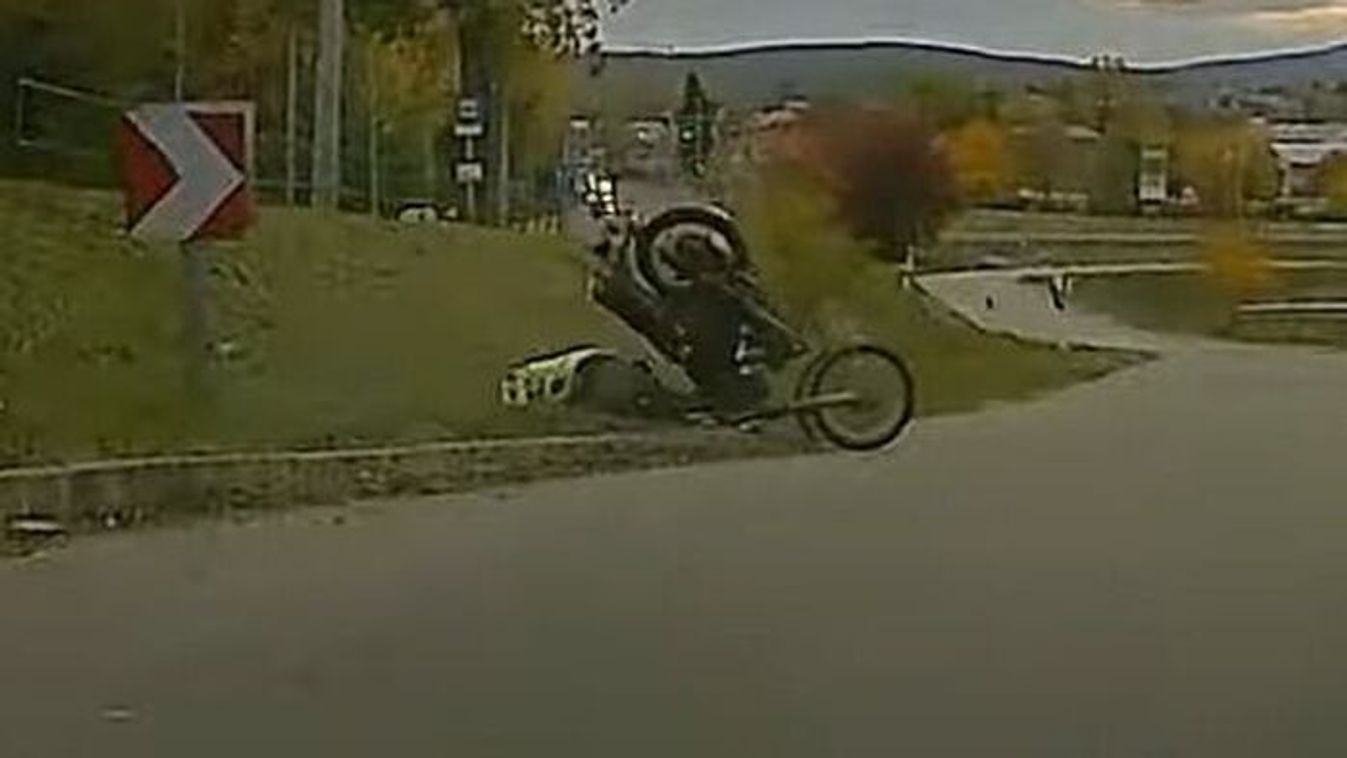 Menekülés Simsonnal: a jogosítványa is ugrott a részeg férfinak +videó