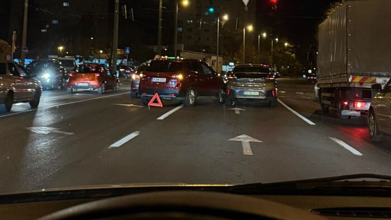 Két autó koccant a forgalmas csomópontban: torlódásra lehet számítani
