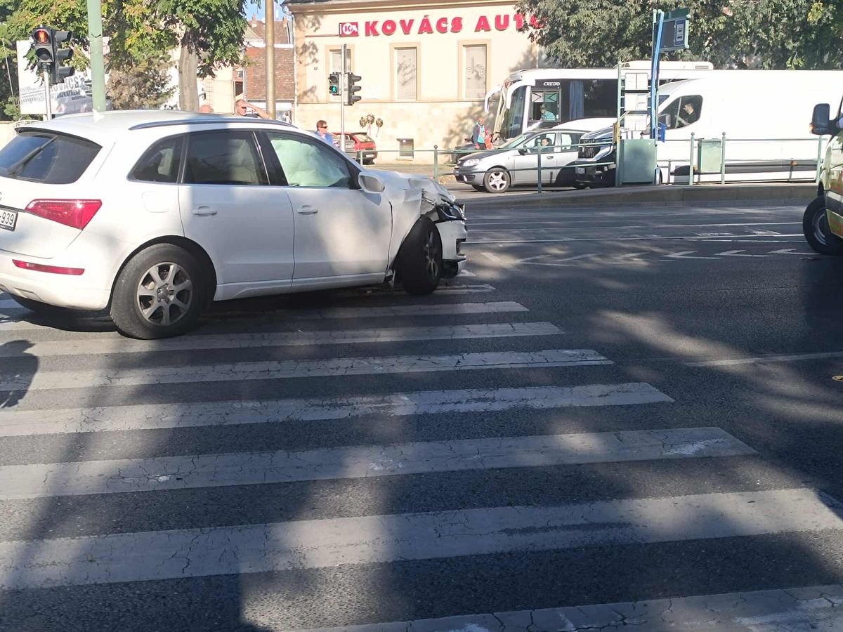 A baleset során a személyautó jobb első kereke csapódott a busznak. (Fotó: SzegedMA)