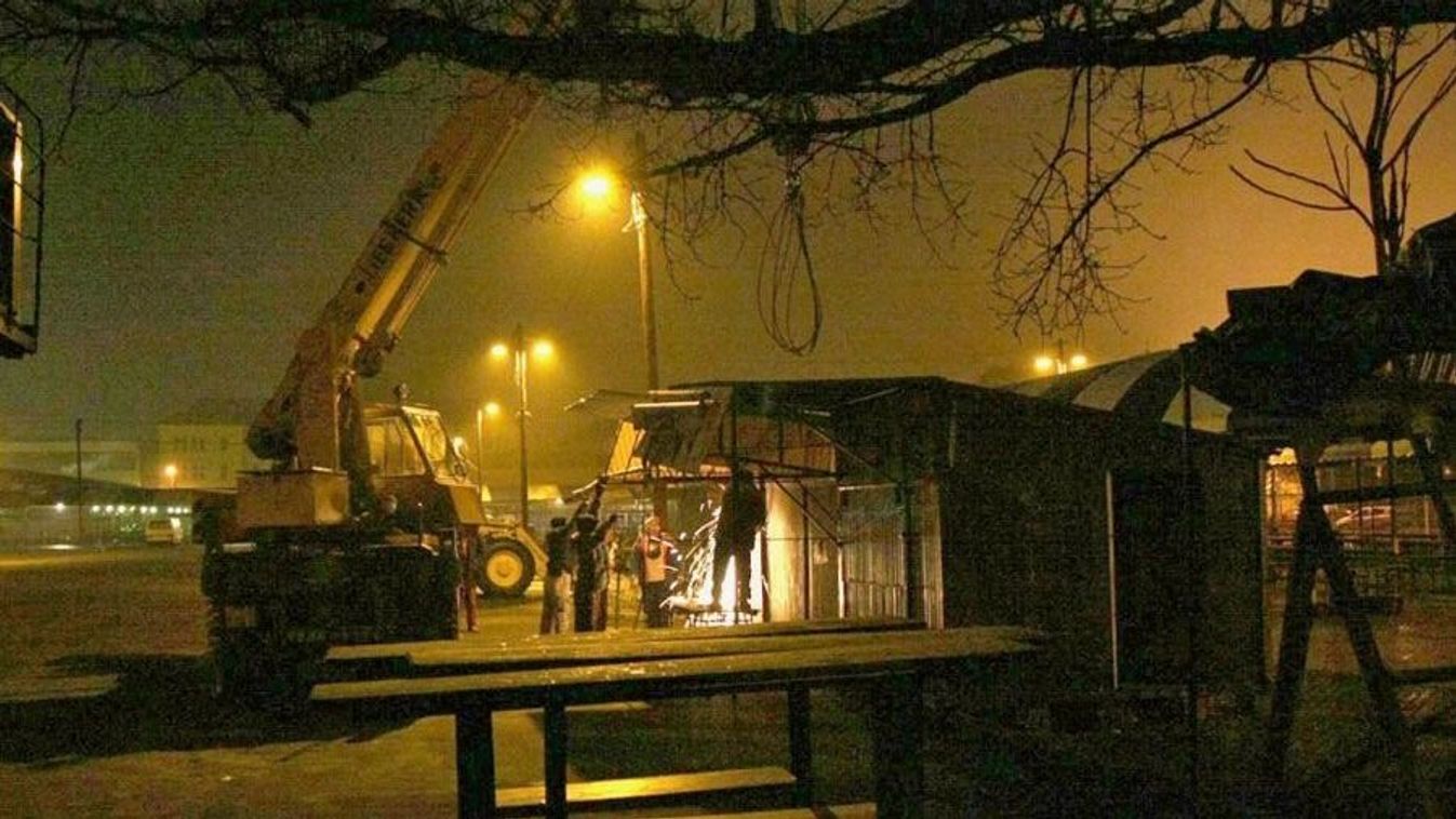 Ez volt a hír 2009-ben: A féktelenség jelképe lett az éjszakai Mars téri piac rombolás