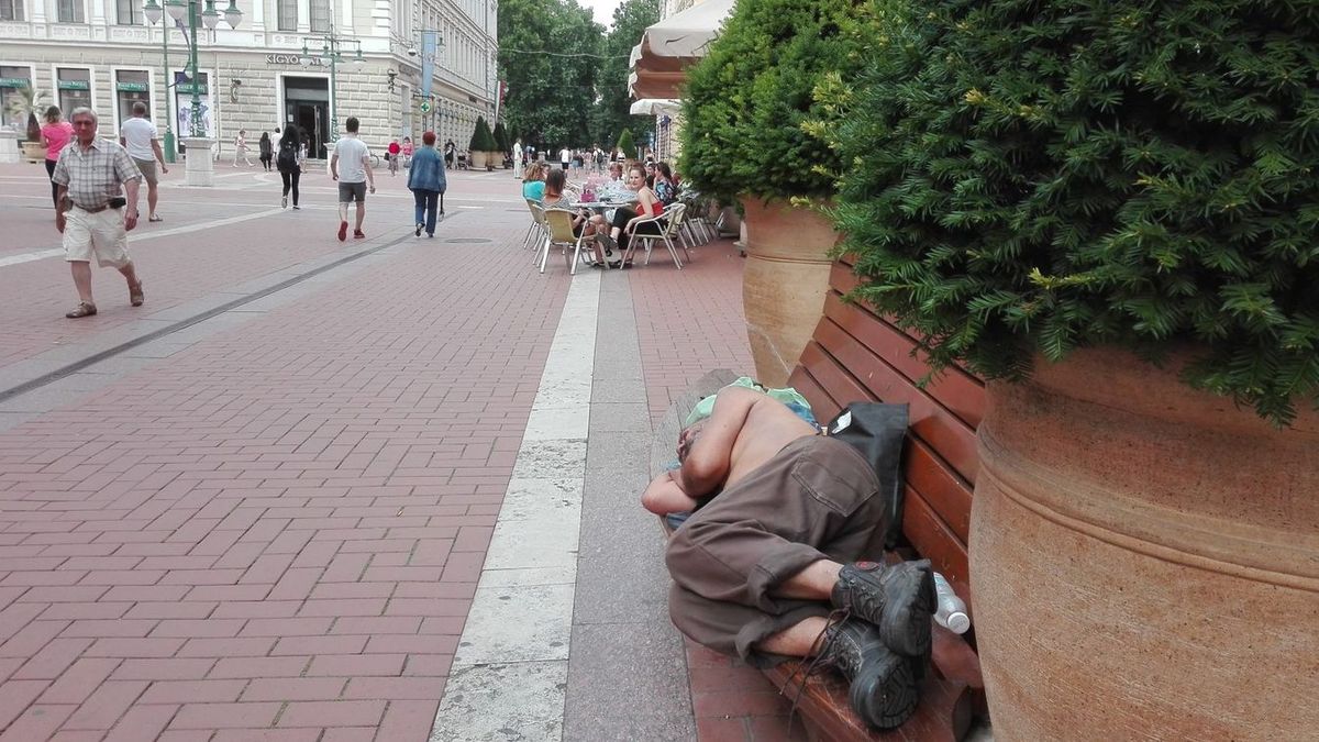 Nem szokatlan eset, amikor Szeged sétálóutcáján találkoznak a járókelők hajléktalanokkal. Fotó: szegedma archív. 