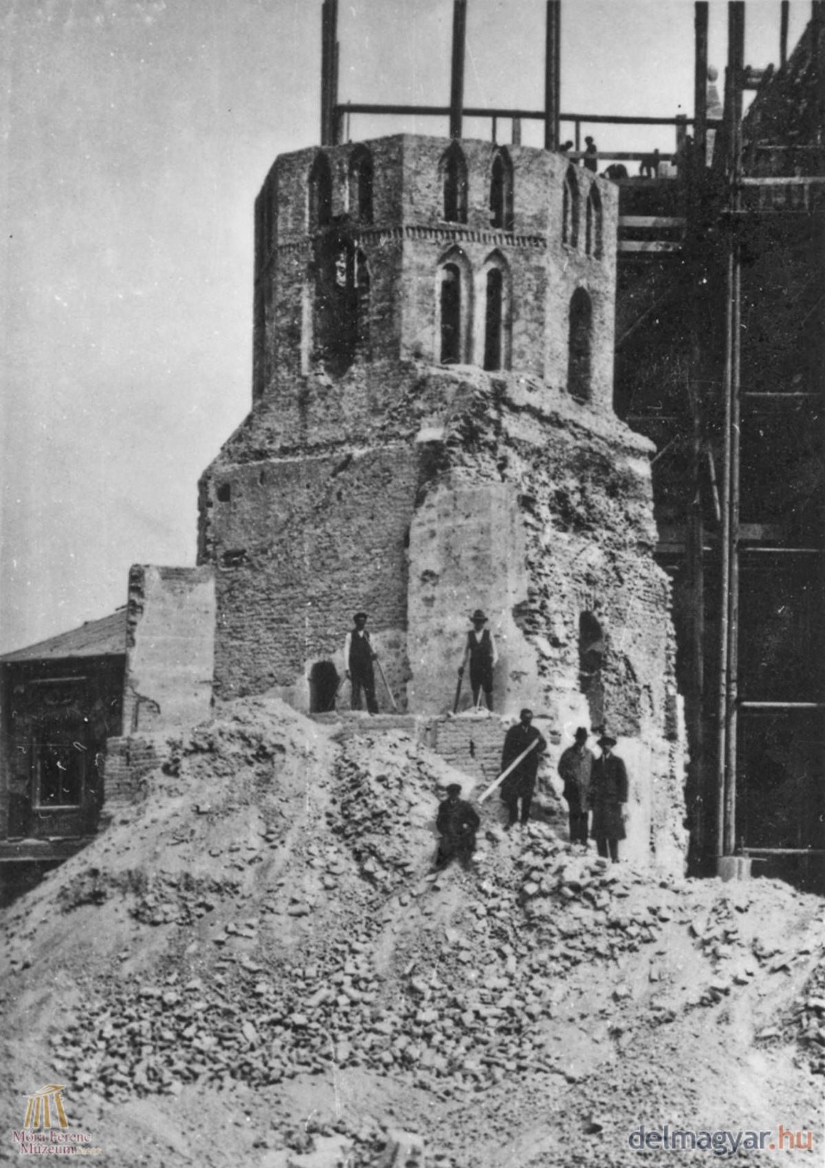 Dömötör-templom bontásakor került elő a falba épített Dömötör-torony, amit 1931-ben felújították és keresztelőkápolnává alakították át