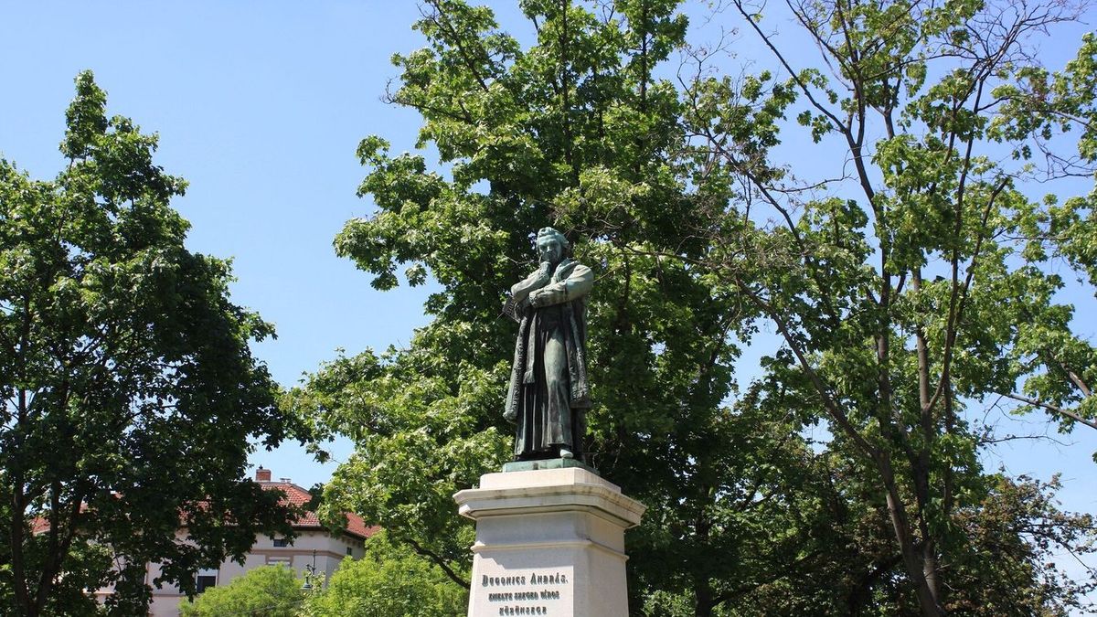 Dugonics András szegedi szobra