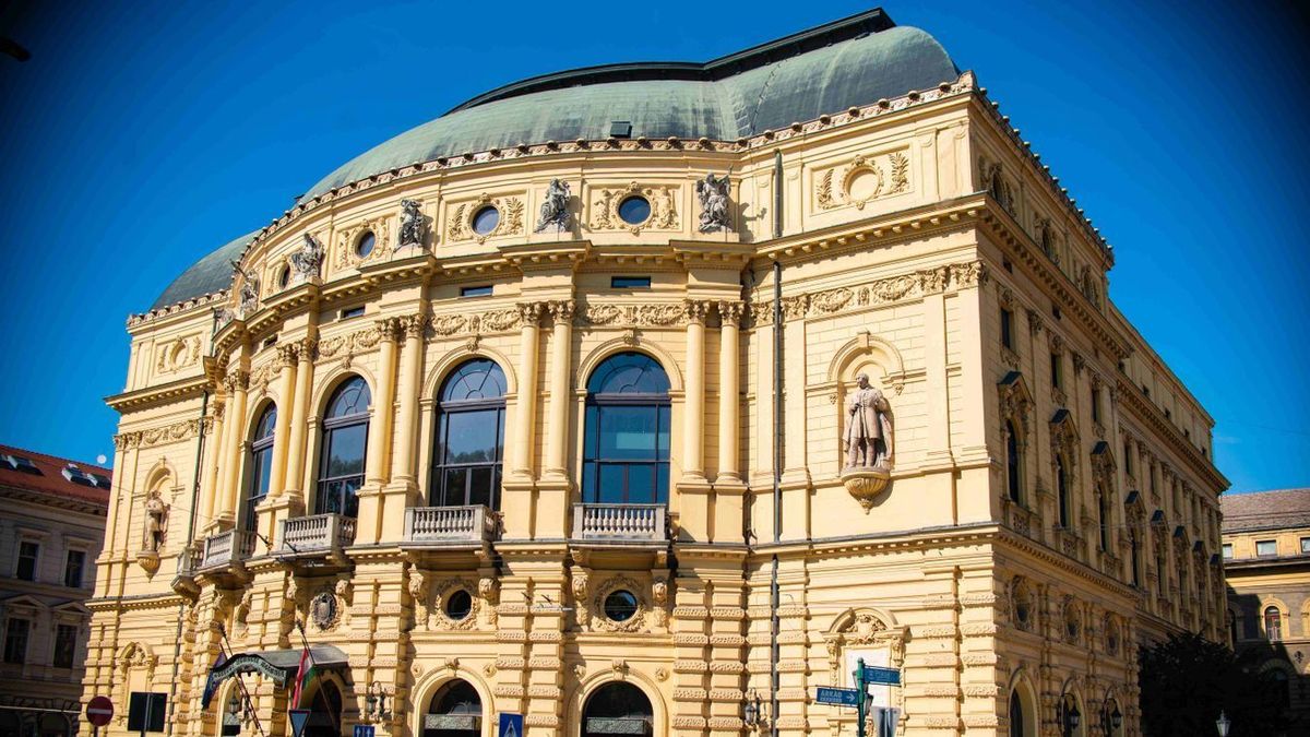 A szegedi színház színpada emléktárgyakban él tovább