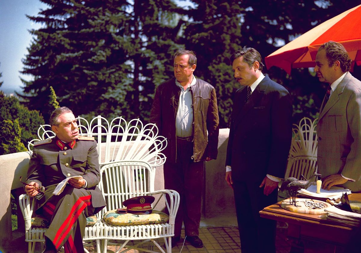 Kállai Ferenc a tanú című filmben Pelikán József gátőrt alakította, a mai napig legendás film átütő sikert hozott, bár egy ideig be volt tiltva