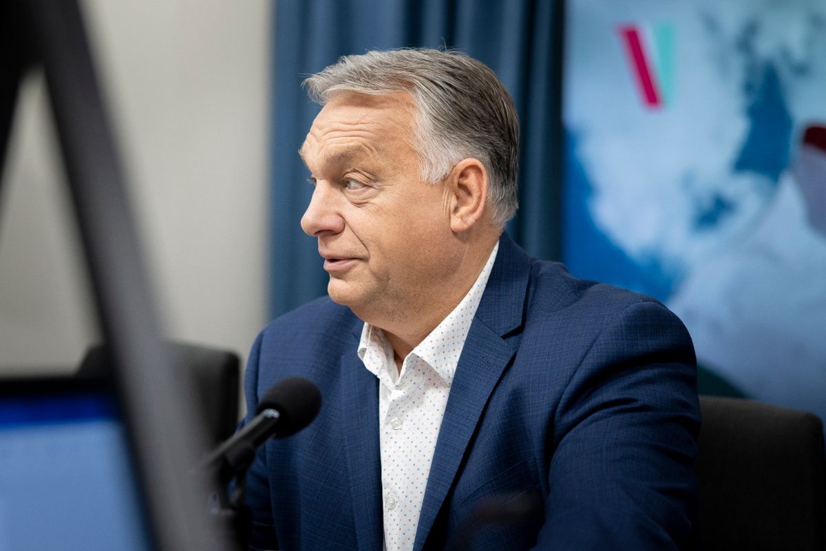Orbán Viktor péntek reggel a Kossuth rádióban adott interjút. (Fotó: MTI)