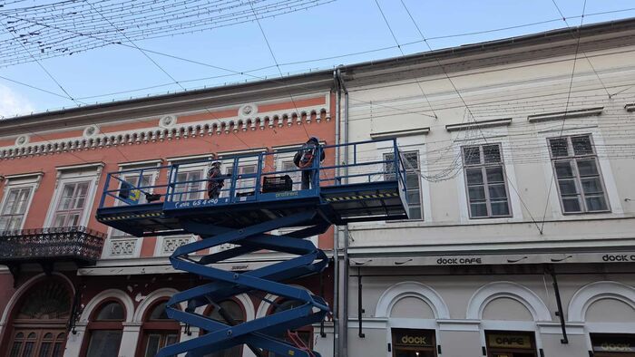 Megkezdődött Szeged ünnepi díszítése a Kárász utcán