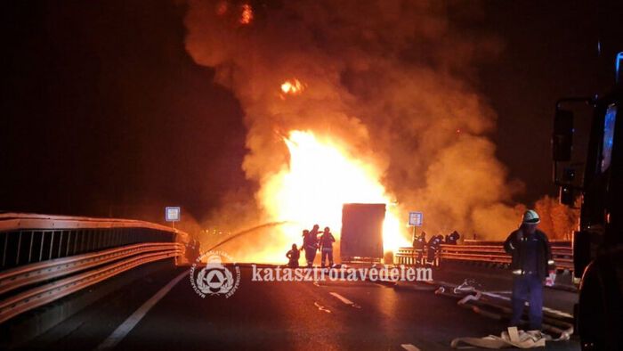 Óriási lángokkal égett egy kamion Szeged közelében +fotók