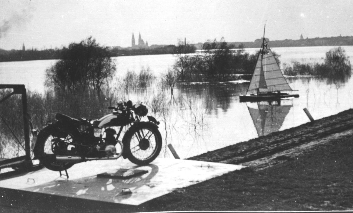Már egy évszázaddal ezelőtt szelték vitorlás hajók a Tisza vizét Szegednél. (Forrás: Pap János / Kipper György)