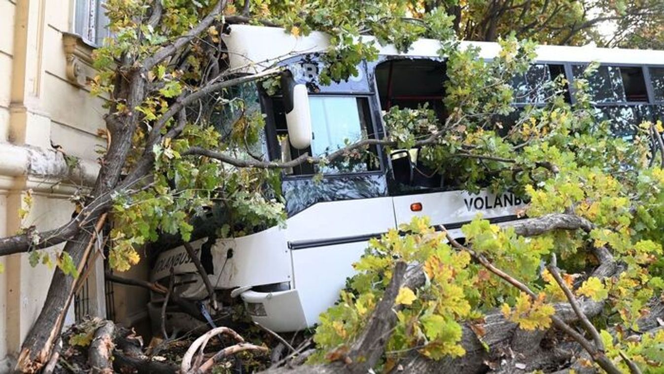 Gimnázium oldalának csapódott a busz: mentőhelikopter is érkezett a helyszínre