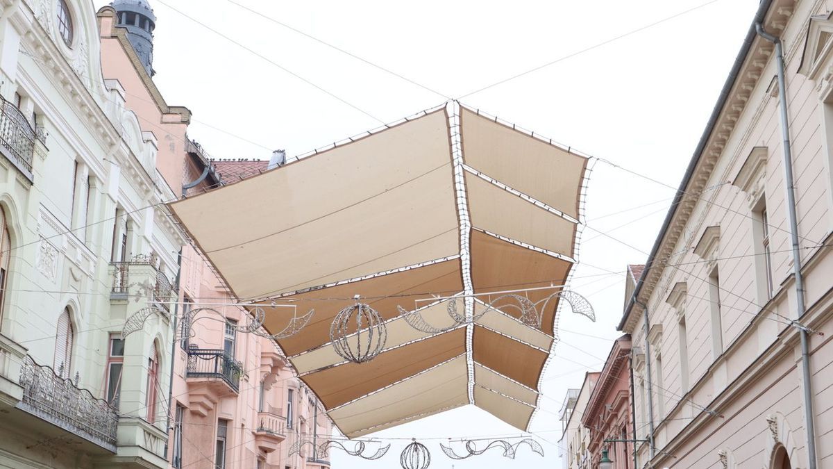 Napvitorlák és adventi fények egyszerre a Kárász utcán