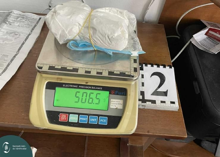 A fagyasztóban próbálták elrejteni a készpénzt a csalók. (Fotó: NAV)