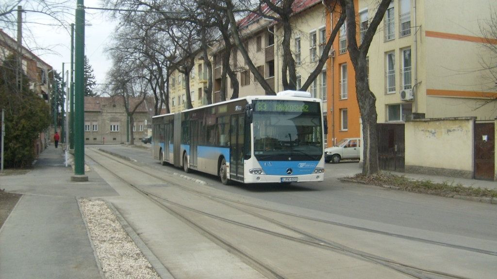 Babakocsis anyuka szorult a buszajtók közé. (Fotó: Szegedma)