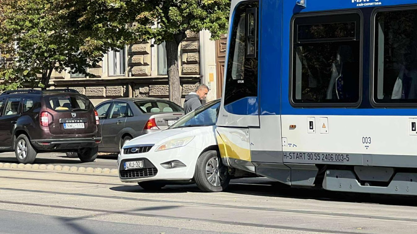Súlyos baleset a Kossuth Lajos sugárúton, áll az egész belváros