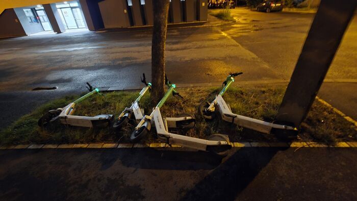 Roller-káosz Szegeden: roller a járdán, parkoló az úttesten +fotók