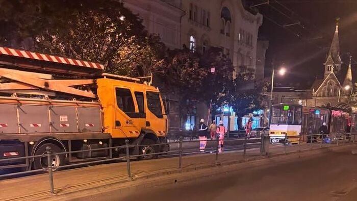 Leszakadt a felsővezeték az Anna-kútnál, nem járnak a villamosok és trolik