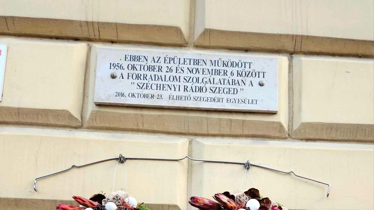 Az egykori Széchenyi Rádió Szeged emléktáblája, a „MÁV székháznál”