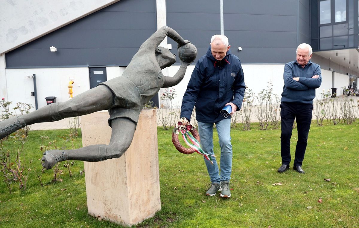 Megkoszorúzták Grosics Gyula szobrát. (Fotó: Gémes Sándor)
