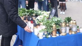 Gyertyagyújtással emlékeztek Dobozi Ivánra a Pick Arénánál +fotók