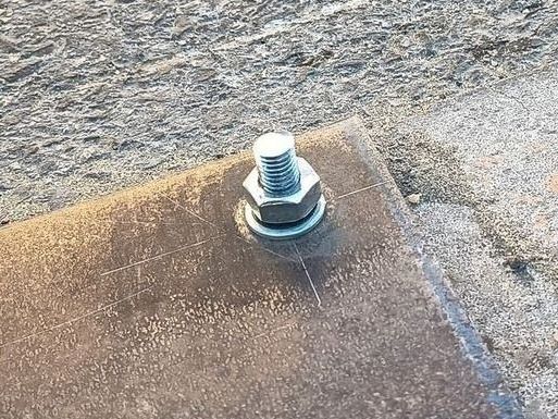 Kiderült, mi rejtőzött a belvárosi csavaros fémcsapda alatt