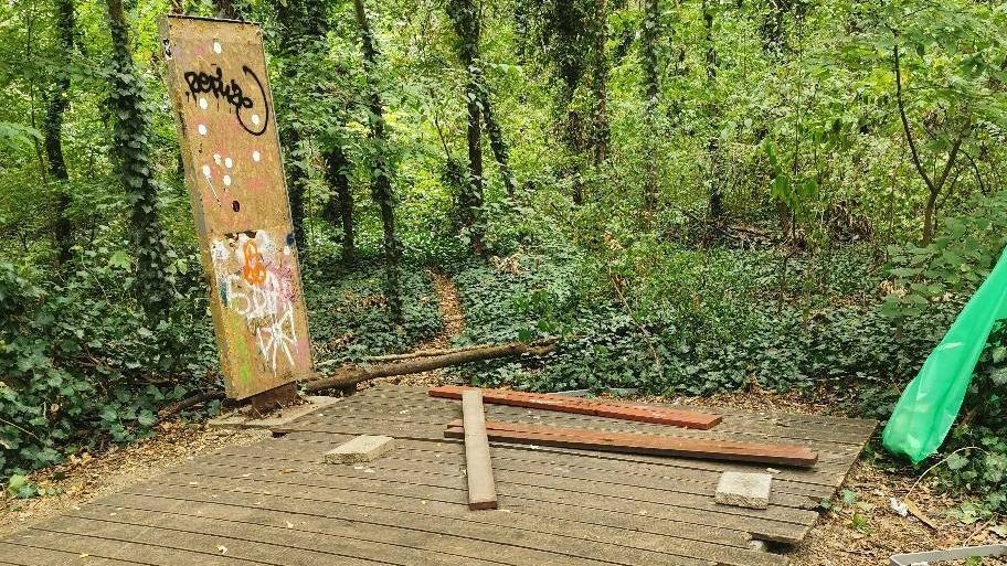 Rongálás tette tönkre a közösségi teret Újszegeden