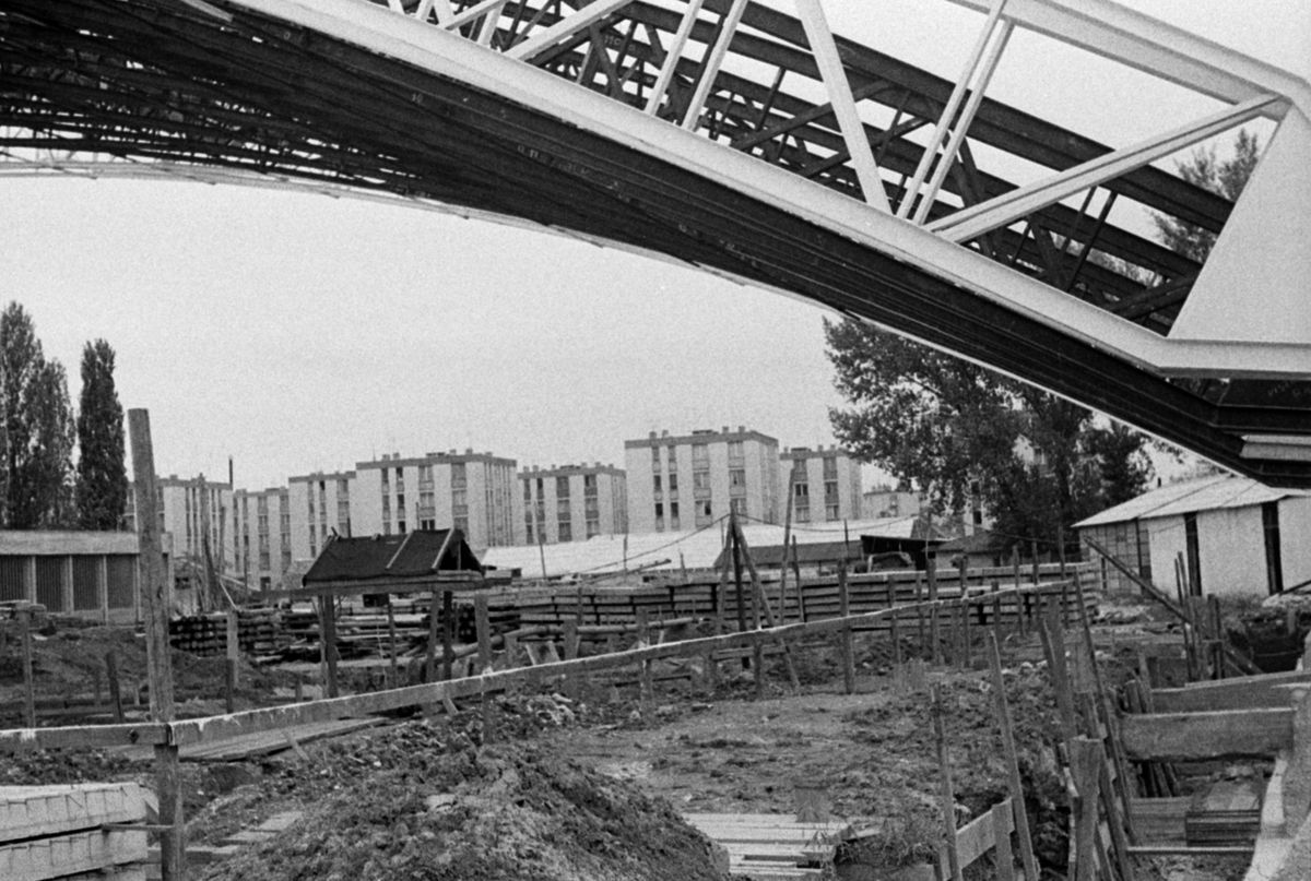 A sportcsarnok épülés közben. (Fotó: Fortepan/Péterffy István)