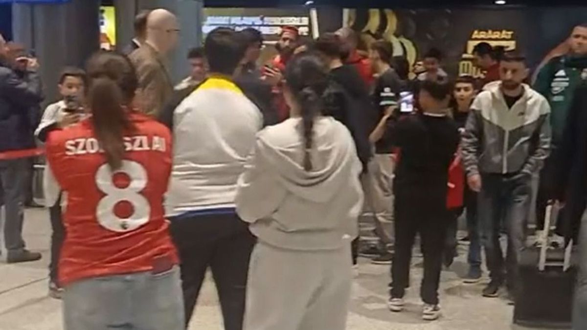 Szoboszlai Dominik aláírása már Jerevánban is sokat ért, egy közös kép örök emlék vele. (Fotó: Manvel Ajrapetjan)